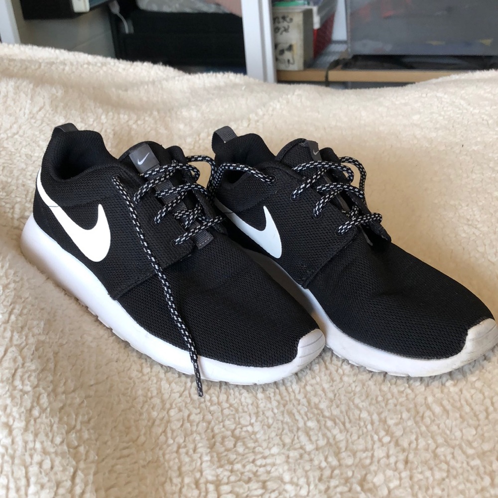 ✨Size 7 Women’s Black Nike Roshe One Shoes✨